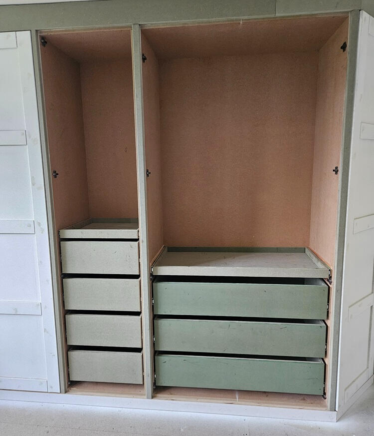STRONG DEEP DRAWERS WITH SOFT CLOSE TRADE SPEC DRAWER RUNNERS MAKE THE SPACE A PLEASURE TO USE